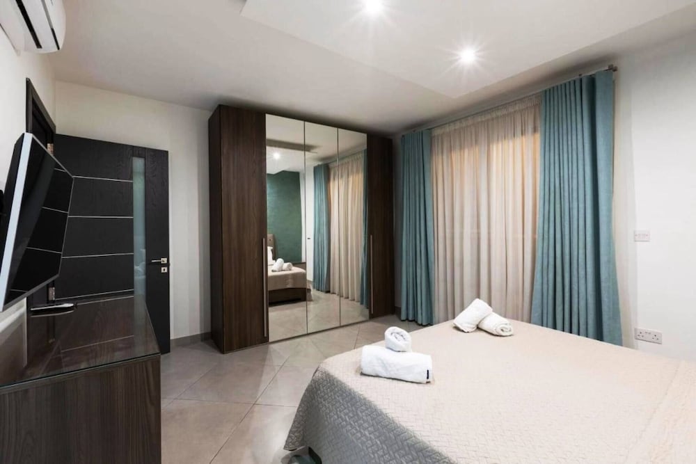 Luxury Apartment In Gzira Close To Sliema 3 Br Apartment Sleep 8