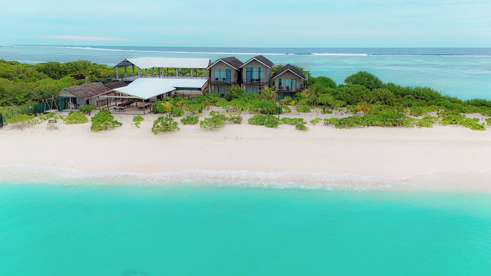 Hotel Araaik Beach Village