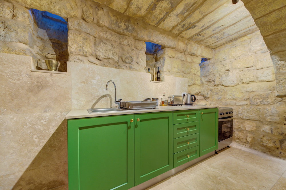 Room-Ta Karmenu - An 800 Year Old Modern