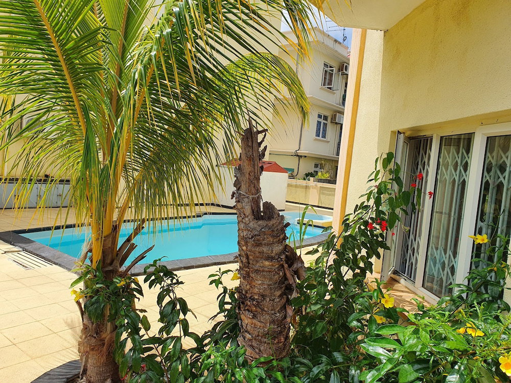 Hotel Captivating 3-Bed Apartment In Flic En Flac
