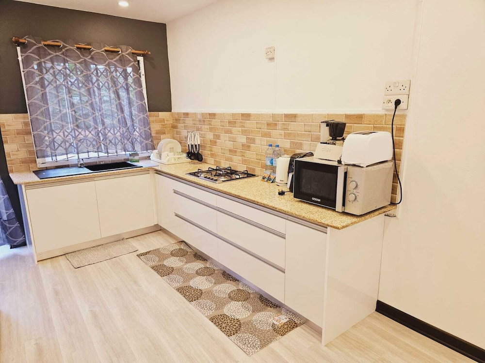 Captivating 3-Bed Apartment In Flic En Flac