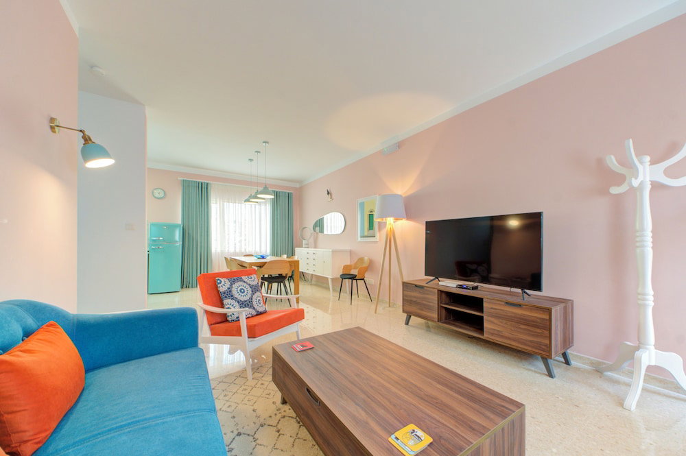 Hotel Colourful Spacious Maisonette With Yard