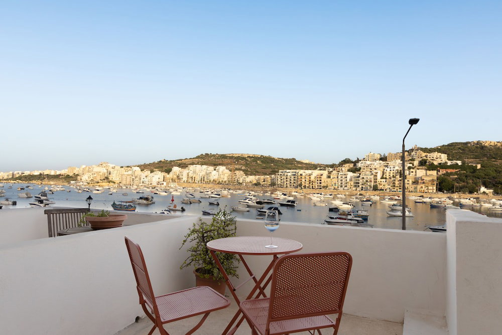 Hotel Modern Seafront 2Br Apt W Terrace & View