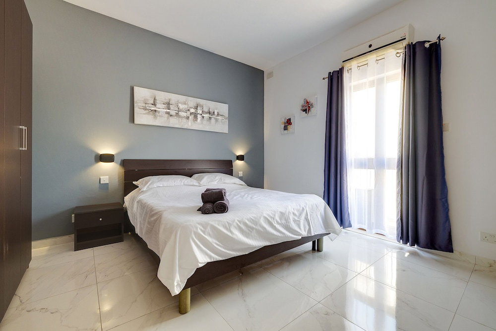 Idyllic Apartment Steps From The Promenade