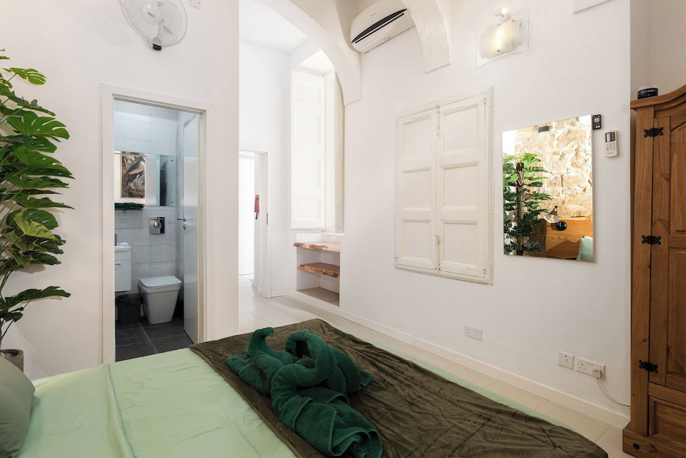 Classic Apt With Internal Court Yard