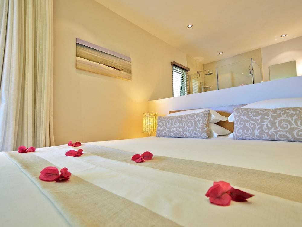 Bon Azur Beachfront Suites & Penthouses With Lov