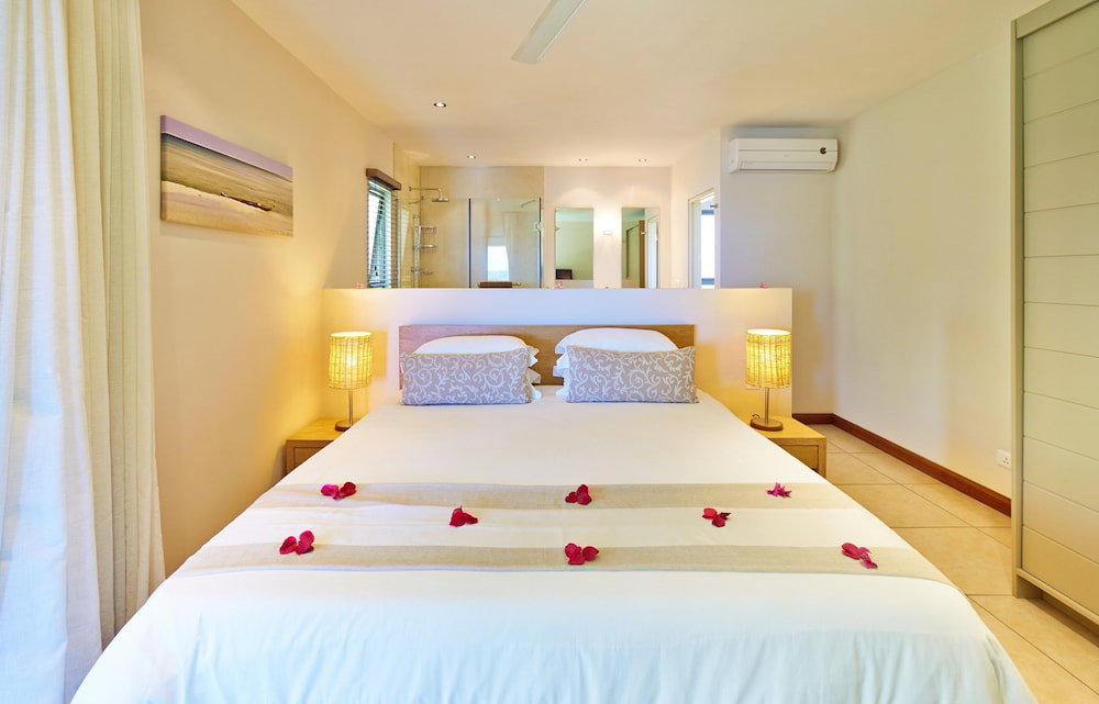 Bon Azur Beachfront Suites & Penthouses With Lov