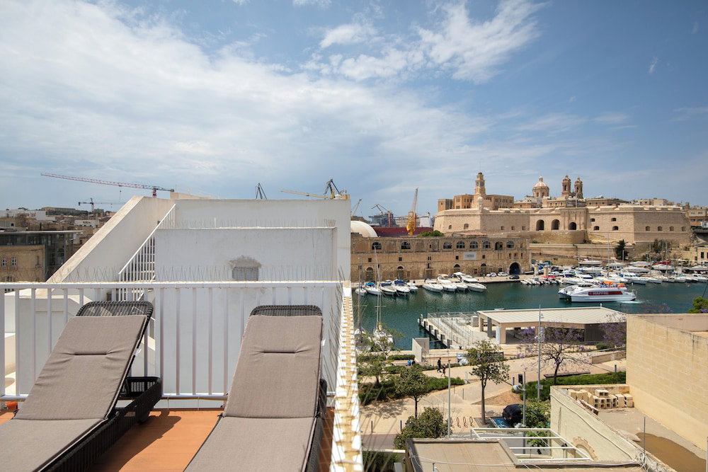 Hotel Traditional Townhouse - Rooftop Seaviews