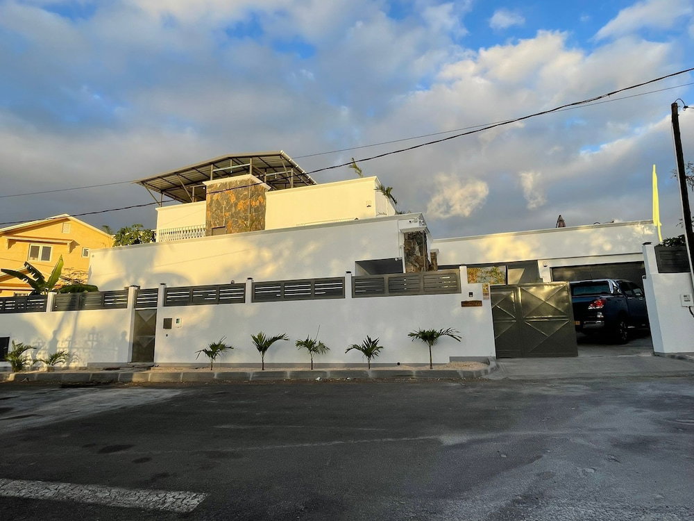 Hotel Spacious Private Villa With Roof Top Bar