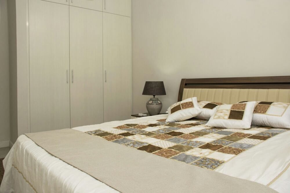 Modern 2-Bed Sleeps 4 With Balcony