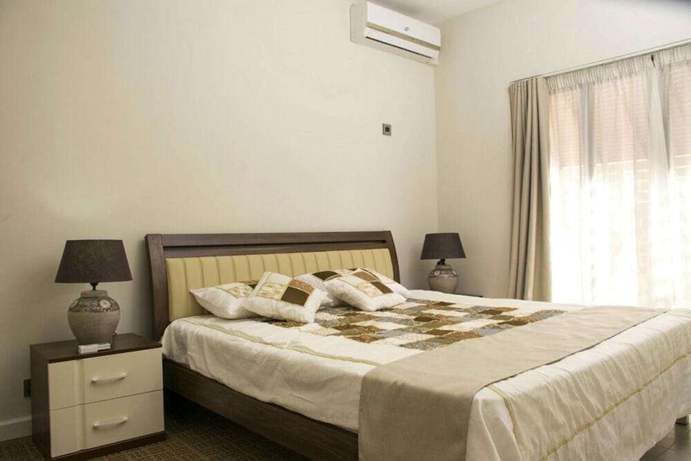 Modern 2-Bed Sleeps 4 With Balcony
