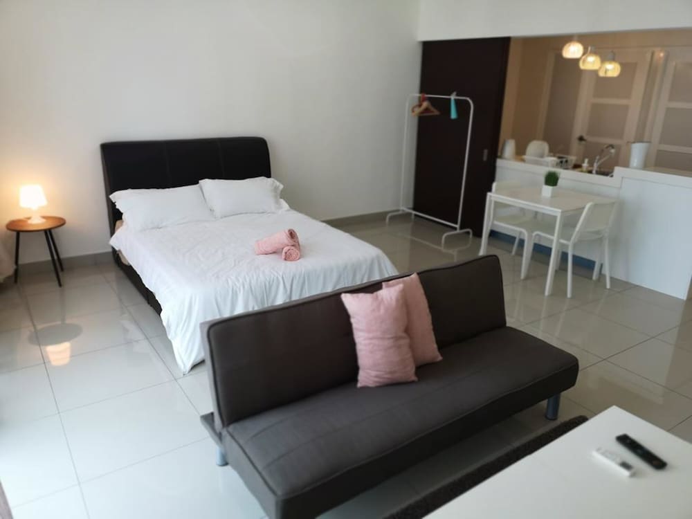 Hotel Machome Guesthome At Trefoil Setia City