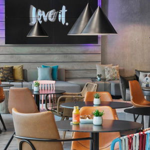 Hotel Moxy Munich Ostbahnhof cazare Munchen