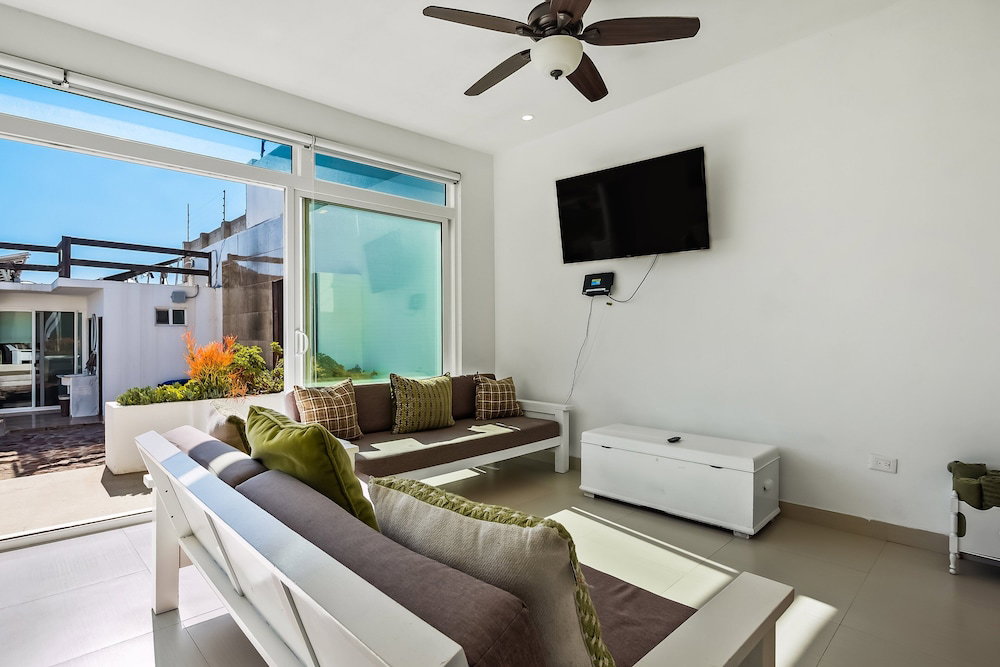 Hotel Peaceful Dog-Friendly Villa With Outdoor Pool, Rooftop Patio, Beach Views, & Ac
