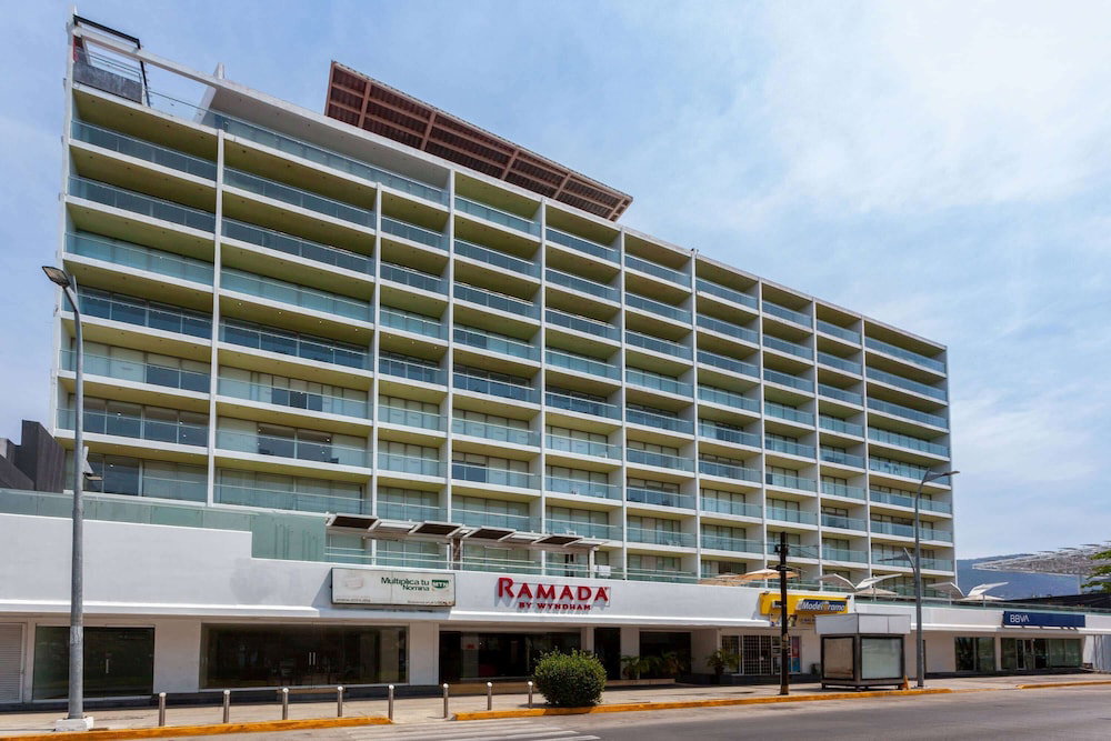 Hotel Ramada By Wyndham Acapulco Hotel & Suites