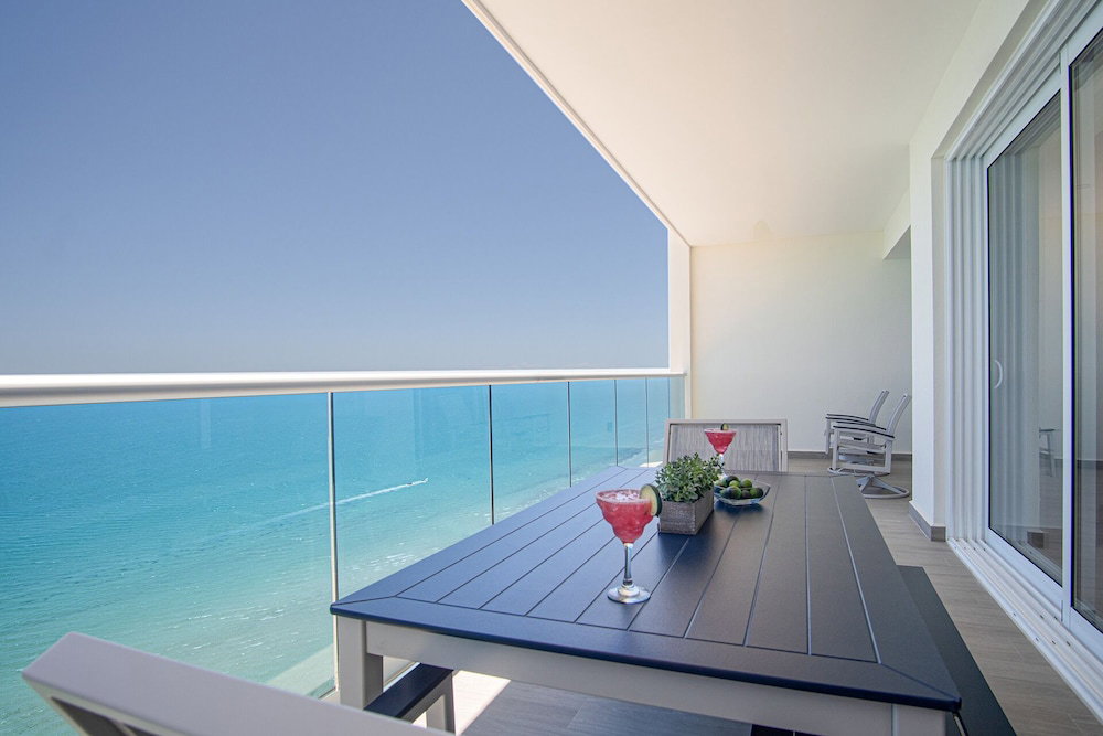 Hotel Splash In The New Lazy River And Sleep In Luxury Encantame Towers Velero 2104