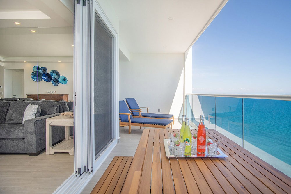 Hotel Splash In The New Lazy River And Sleep In Luxury Encantame Towers Velero 2202