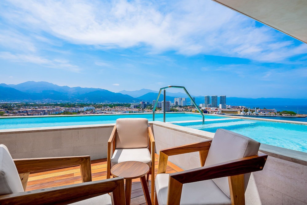 Hotel Resort Condo With Balcony, Scenic View, Rooftop Pool, & Well-Equipped Kitchen