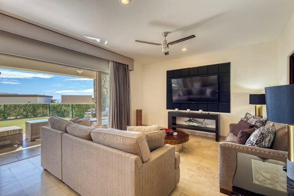 Hotel Stylish Condo With Pool, Ocean Views, Fitness & Private Patio Grill