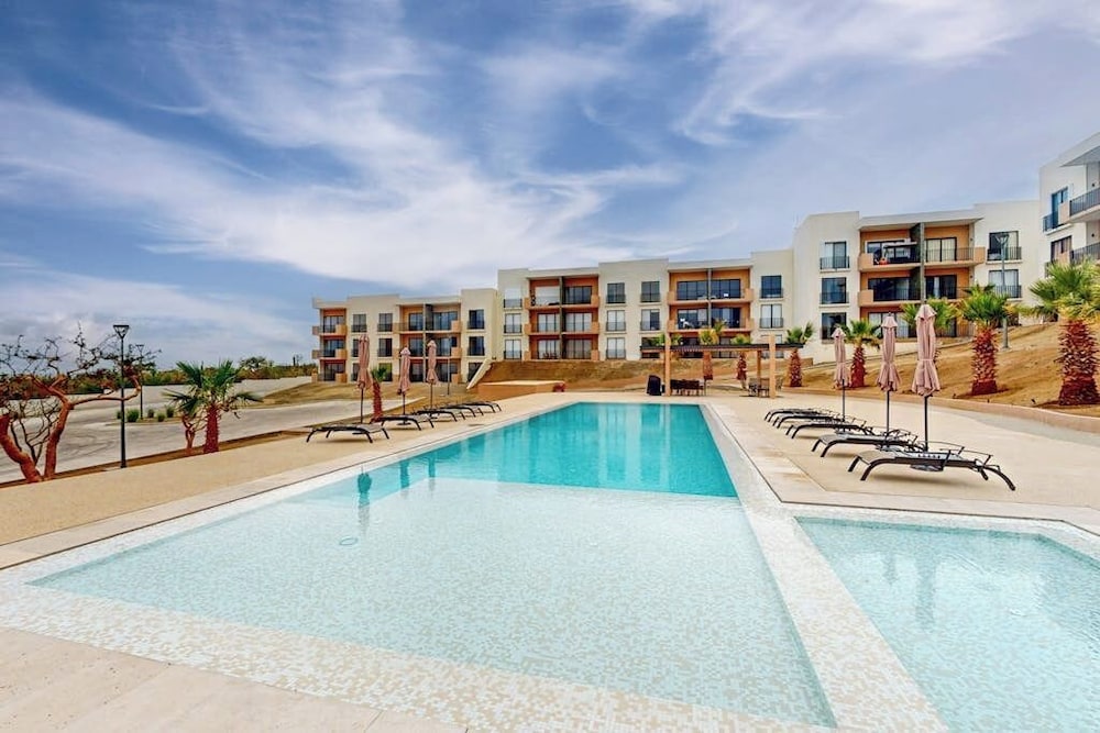 Hotel Gorgeous Dog-Friendly Apartment With Balcony, Open Layout, Heated Pool, & Ac