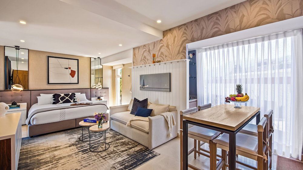 Hotel Stunning Beachfront Condo - Sea Views