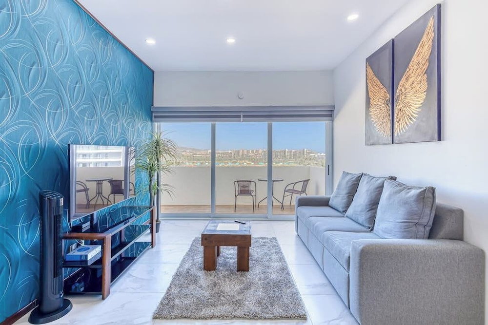Hotel Luxury Condo With Shared Gym, Rooftop Pool, And Centrally Located
