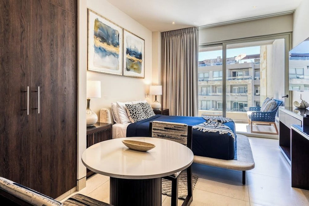 Hotel Exquisite Apartment With Balcony, Tv, Wifi, Heated Pool & Gym/Fitness Room