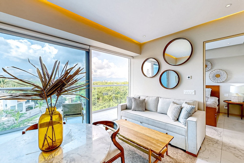 Hotel Updated Condo With Sweeping Views, Pools, Fitness Room, Balcony, W/D, And Ac