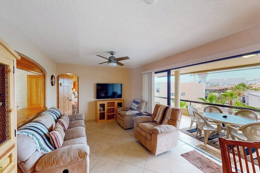 Hotel Inviting Apartment Across From The Beach With Pool, Grill, Balcony & Golf Nearby