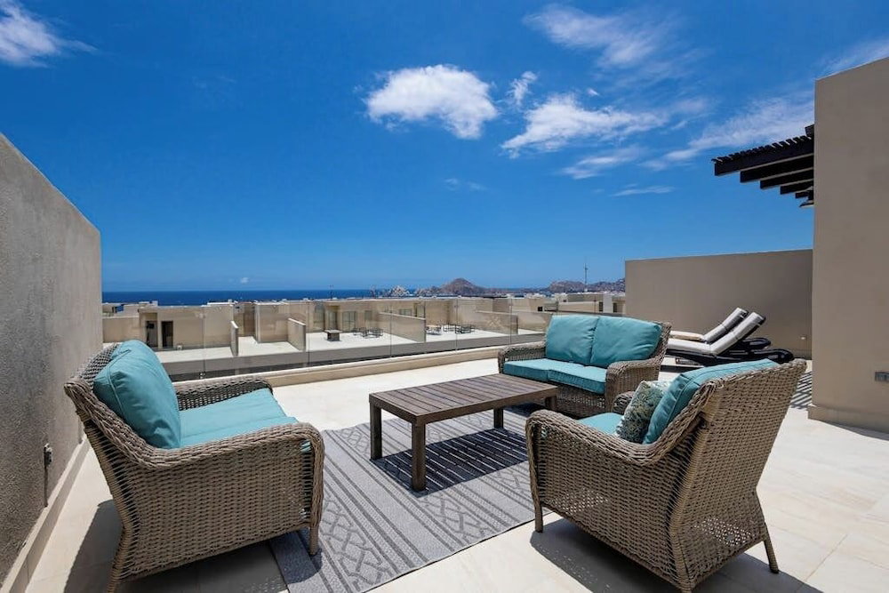 Hotel Modern Studio With Rooftop Lounge, Pools, Gym, Pickleball & Netflix Access