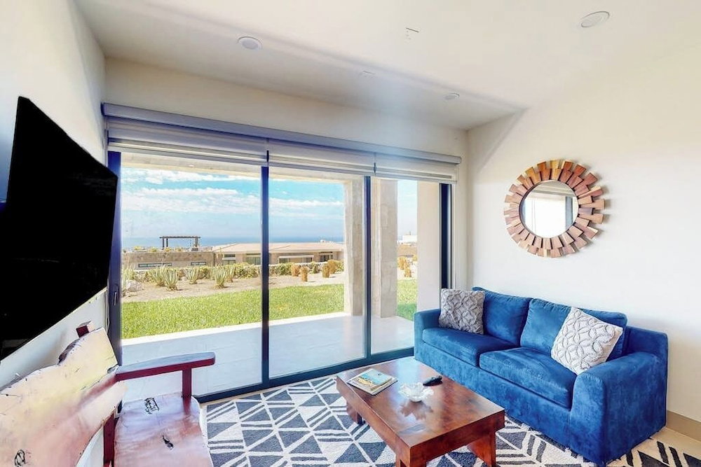 Hotel Ground-Floor Condo With Ocean View, Pool, Gym, Hot Tub, & Washer/Dryer