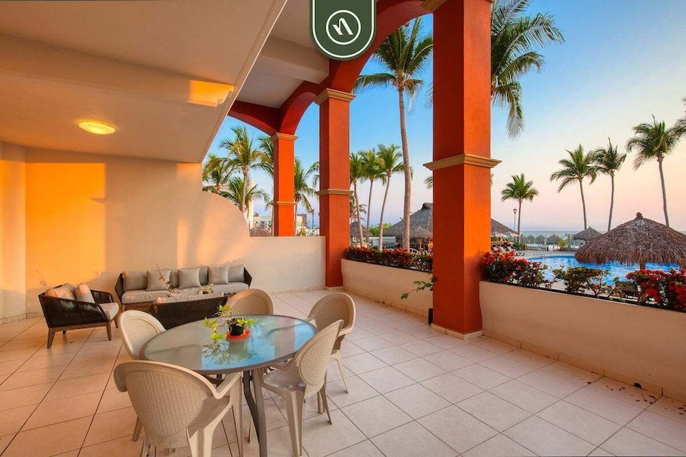 Hotel Mexican Styled 2 Br Condo - Beachfront - Pool