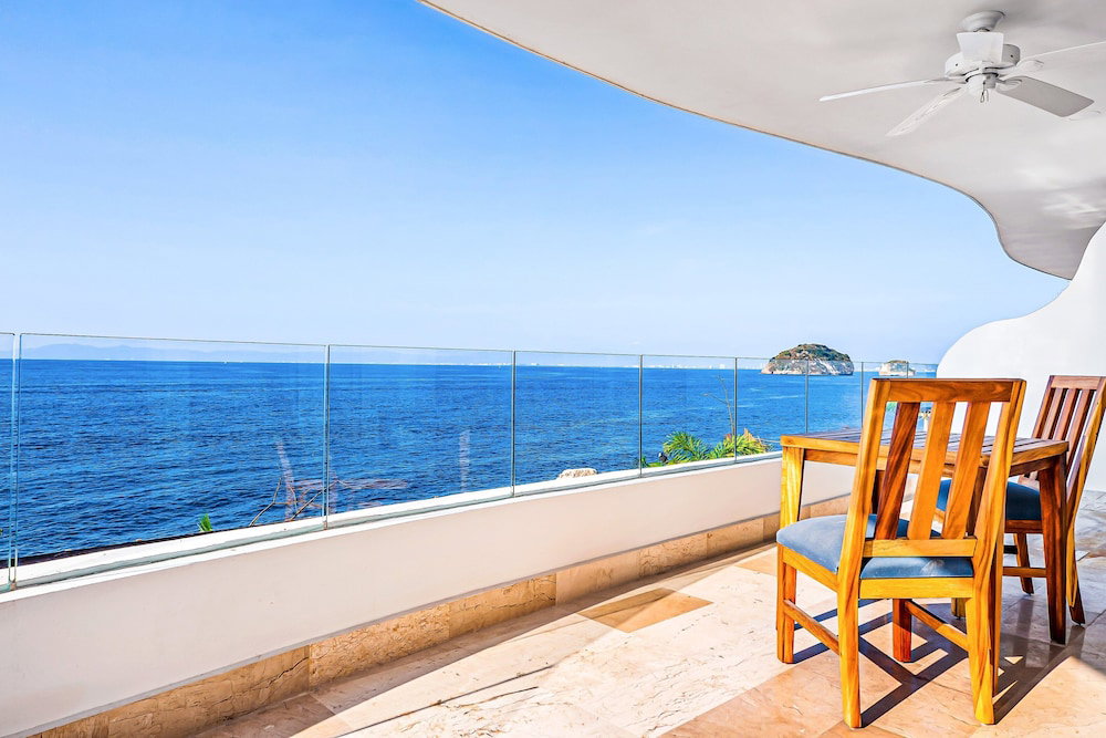 Hotel Lavish Seaside Escape With Oceanfront Views, Amazing Pool & Pool Spa