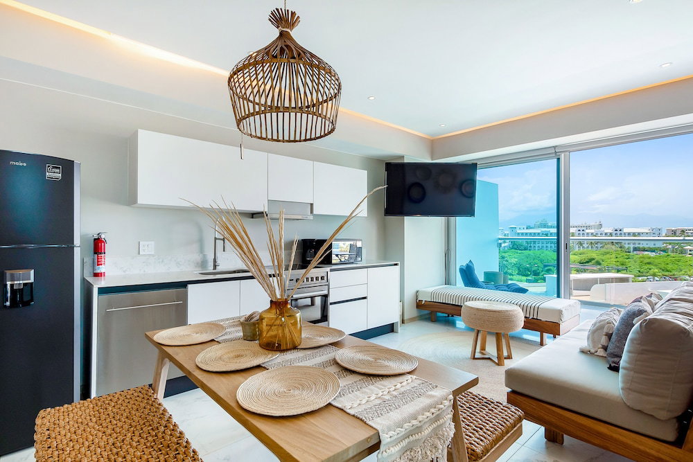 Hotel Stylish Ocean-View Condo With Pool, Gym, Private Balcony, Ac, & Wifi