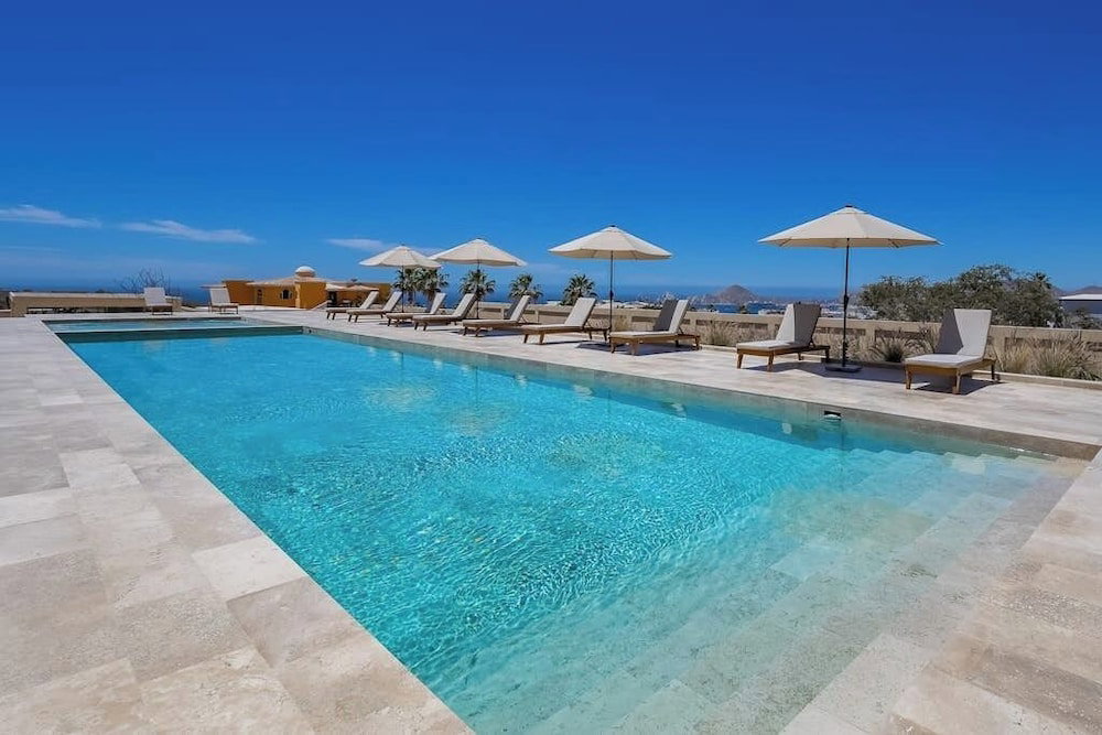 Hotel Charming Coastal Resort With Ocean Views, Pool, Gym And Shared Amenities