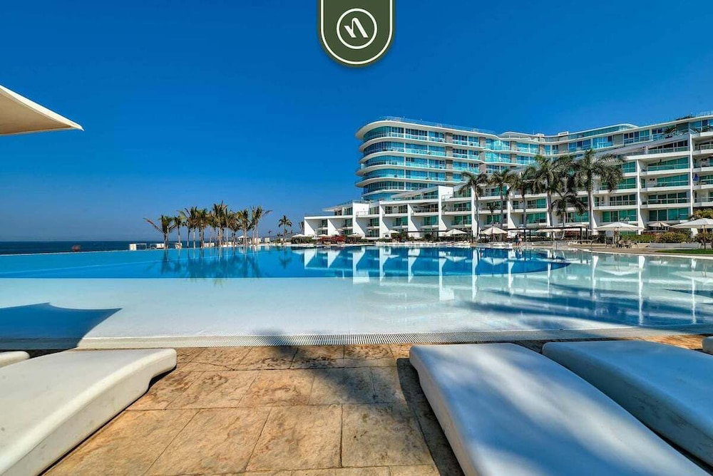 Hotel Beachfront 2Br Condo With Pool And Beachclub