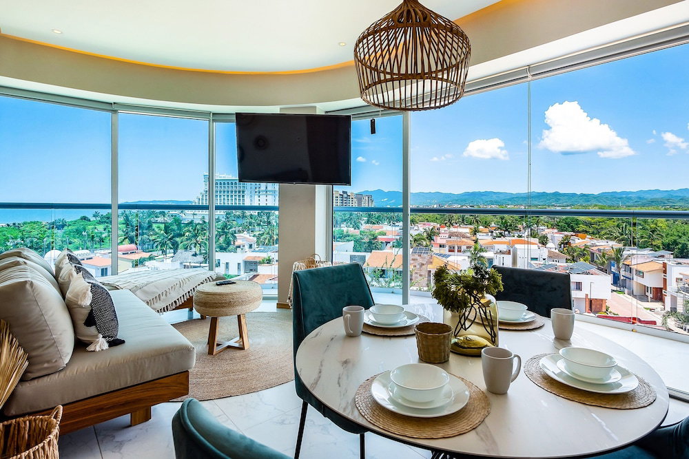 Hotel Ocean-View Condo With Balcony, Central Ac, Pool, Gym, Cinema, & Bar