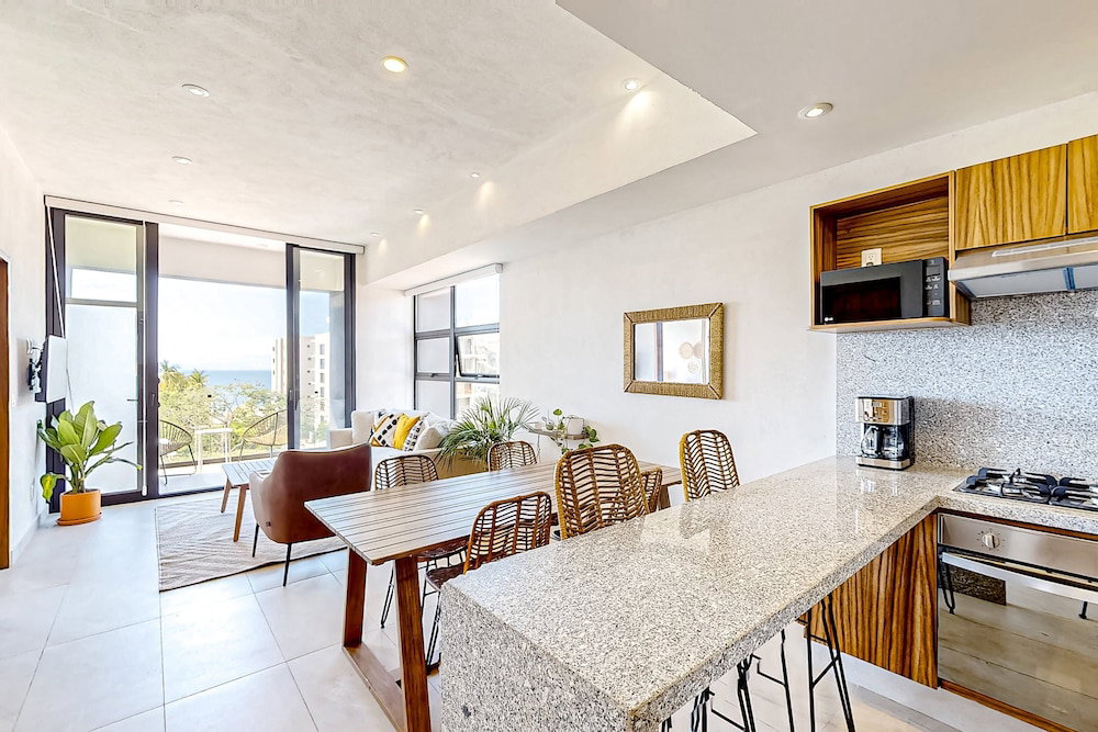 Hotel Ocean-View Condo With Infinity Pool, Rooftop Lounge, & Private Balcony