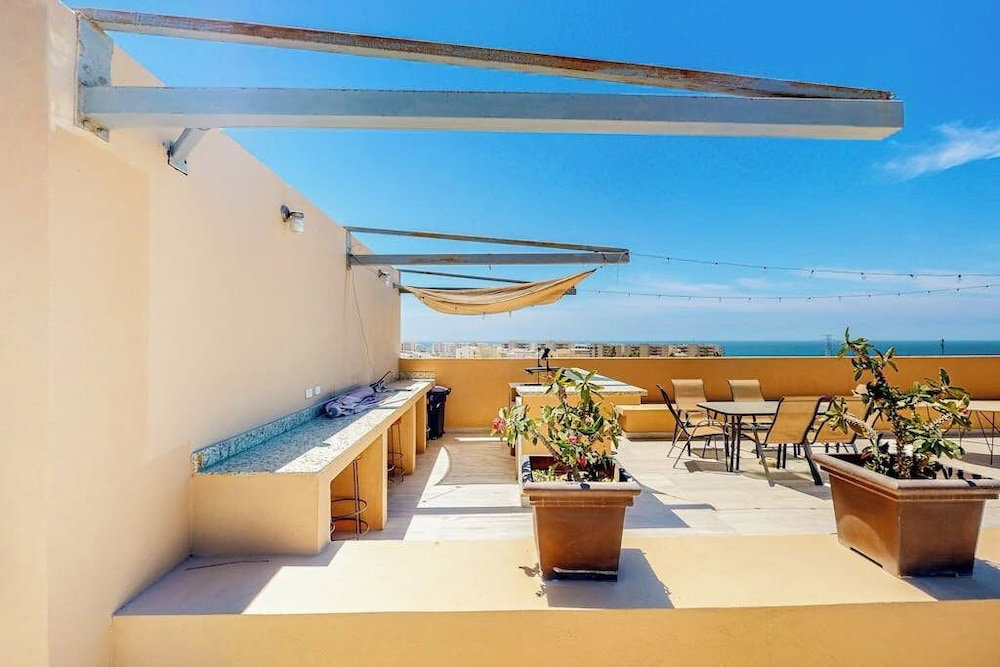 Hotel Luxurious Mountain-View Apartment Close To The Sea With Rooftop Sunset Views