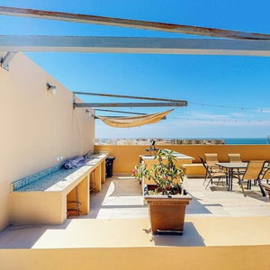 Hotel Luxurious Mountain-View Apartment Close To The Sea With Rooftop Sunset Views cazare El Tezal
