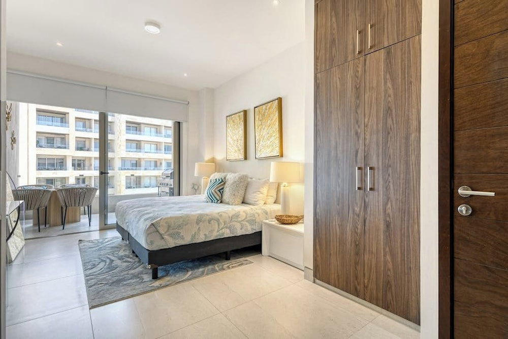 Hotel Spectacular Vista Vela Condos - Near Major Attractions, Ac & Balcony Grill