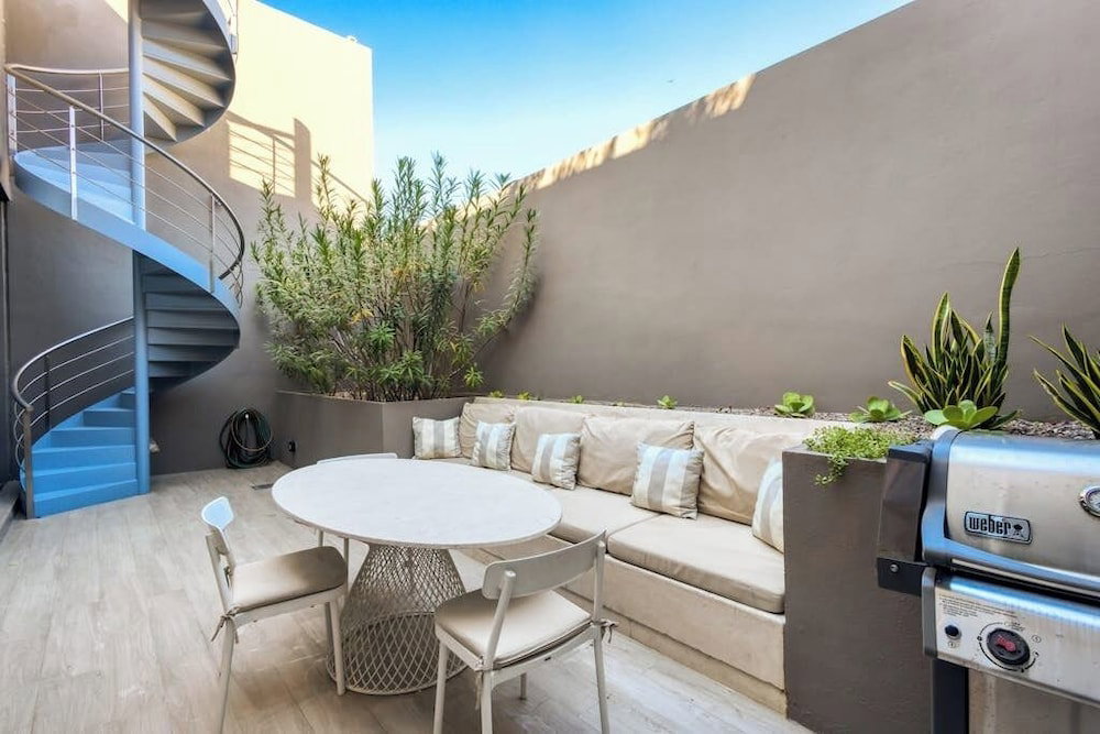 Hotel Modern Marina-View Penthouse With Private Hot Tub, Pool & Netflix