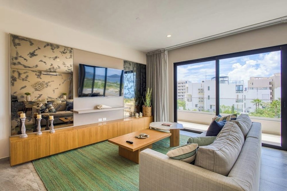 Hotel Peaceful Coastal Stay With Pool, Balcony & Fitness Center