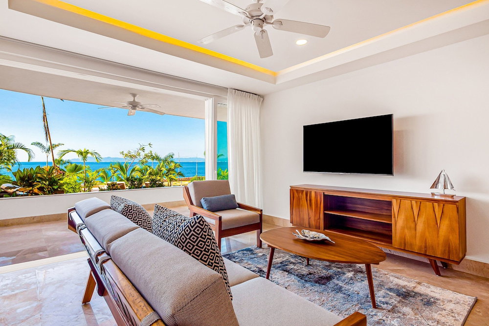 Hotel Luxurious 1St-Floor Condo With Pool, Oceanfront Balcony & Water View