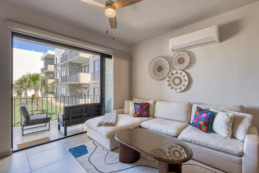 Hotel Bright And Modern Condo W/ Balcony, Shared Pool, A/C, Minutes To Beach & Town