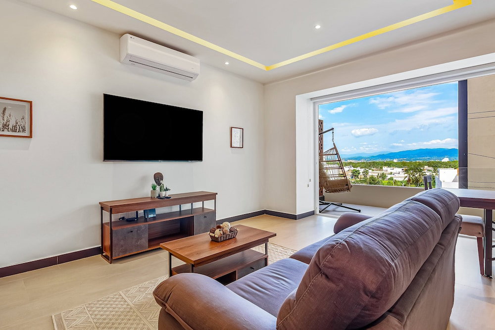 Hotel Enchanting & Modern Beach Retreat With Pool, Gym, & Breathtaking Balcony Views