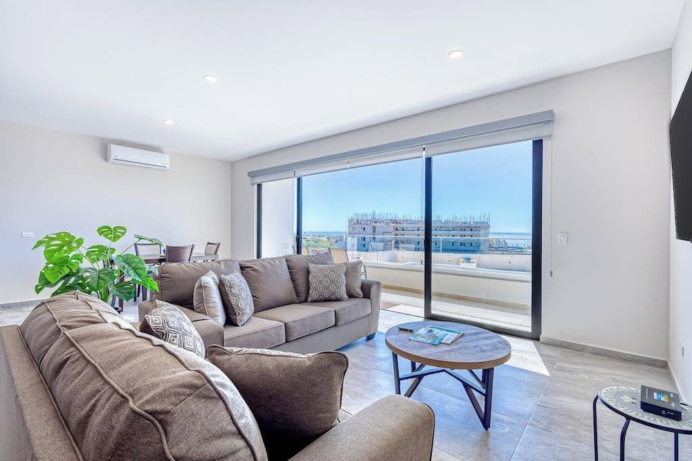 Hotel Stunning Oceanfront Luxury Apartment With Spacious Balcony Perfect For Families