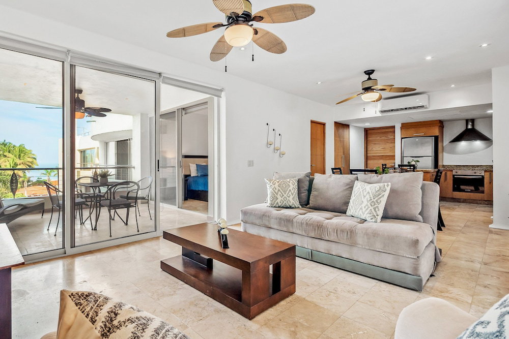 Hotel Ocean-View Condo With Pools, Roof Deck, Lounge, Private Balcony, & Ac