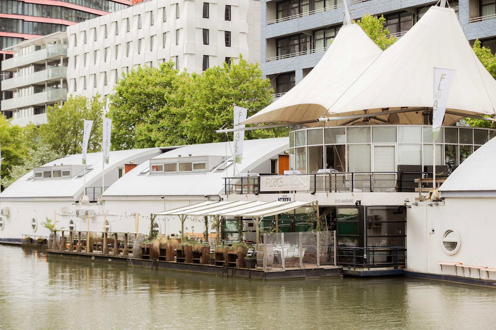 Hotel Floats By H2Otel