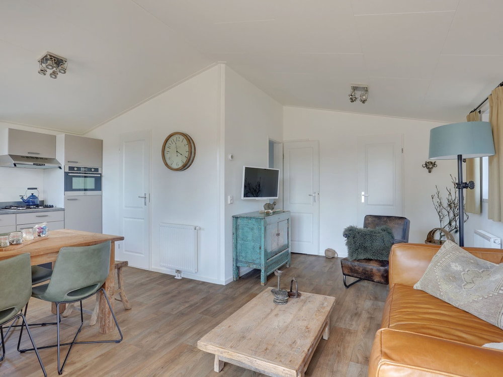 Hotel Bungalow With A Terrace At Bedafse Bergen